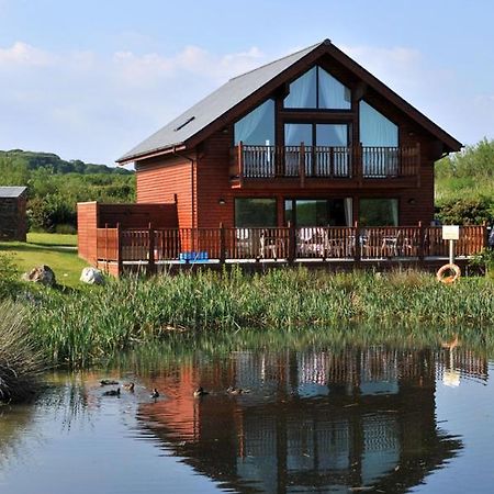 Swallow Lodge With Hot Tub, Dogs Welcome Sleeps 8, Great Resort Facilities Padstow Exterior photo