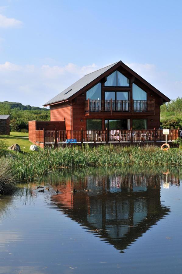 Swallow Lodge With Hot Tub, Dogs Welcome Sleeps 8, Great Resort Facilities Padstow Exterior photo