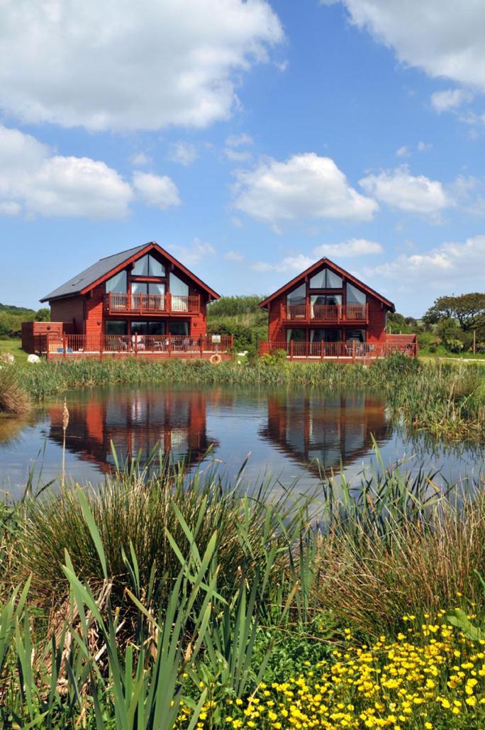 Swallow Lodge With Hot Tub, Dogs Welcome Sleeps 8, Great Resort Facilities Padstow Exterior photo